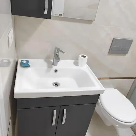 Aylik /sezonluk Kiralik 1+1 Klimali Yeni Dairede Lägenhet Yenihisar